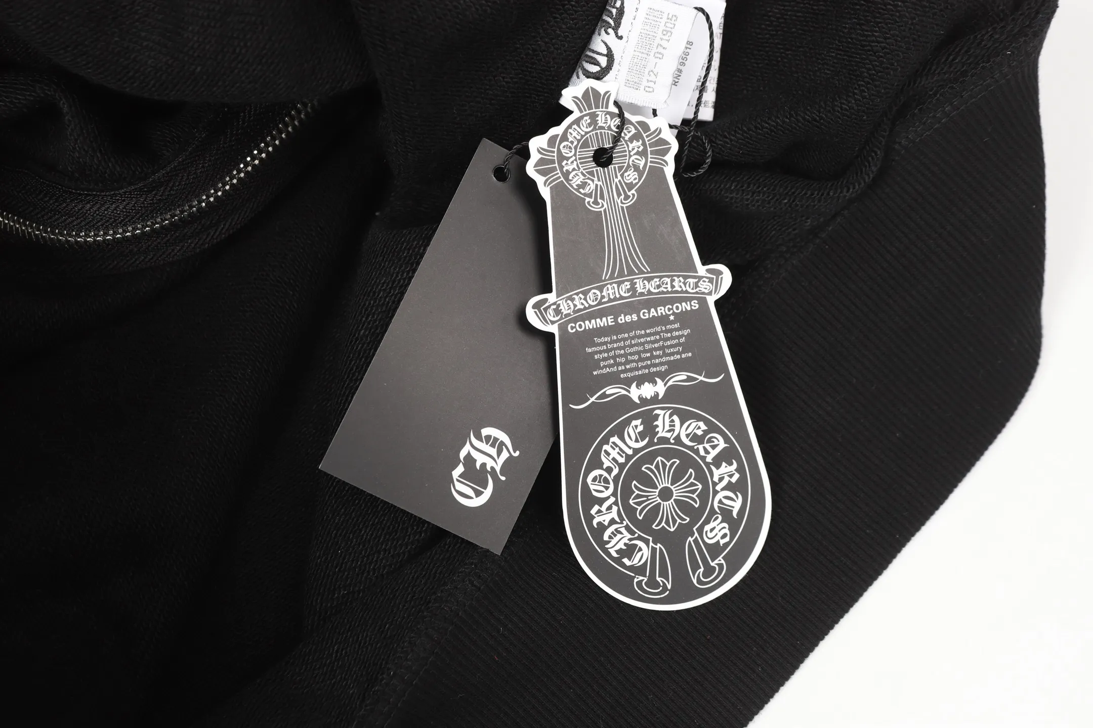 P250 cross-border model, please do not place an order if you are pursuing quality - Chrome Hearts/Chrome Hearts Colorful Cross ✝️ Printed zipper sweatshirt cardigan jacket - High weight, high density and high quality. The wool is soft, delicate and skin-friendly. It feels soft and silky. It has excellent warmth and skin-friendly properties - Custom-woven and dyed, no color difference. No matter the fabric or workmanship details, it beats the ordinary version on the market - Hardware zipper accessories are all customized, full of details - Color: black white -Size: S M L XL